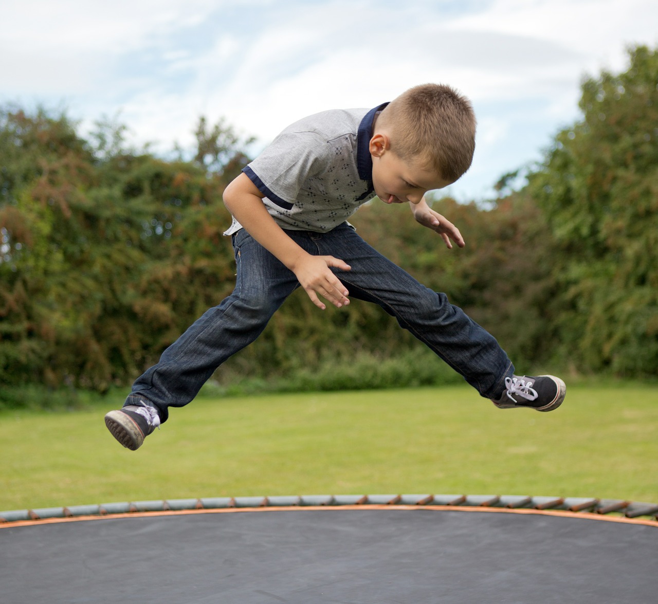 Chlapec na trampolíně