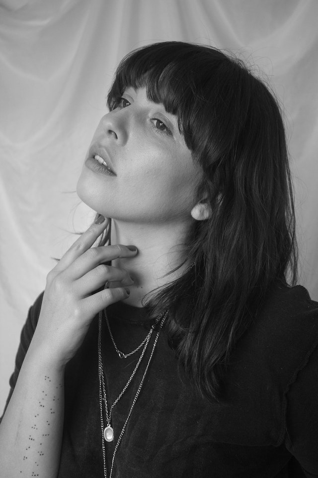 žena a řetízky