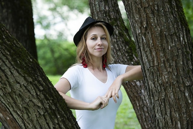 dívka v tričku
